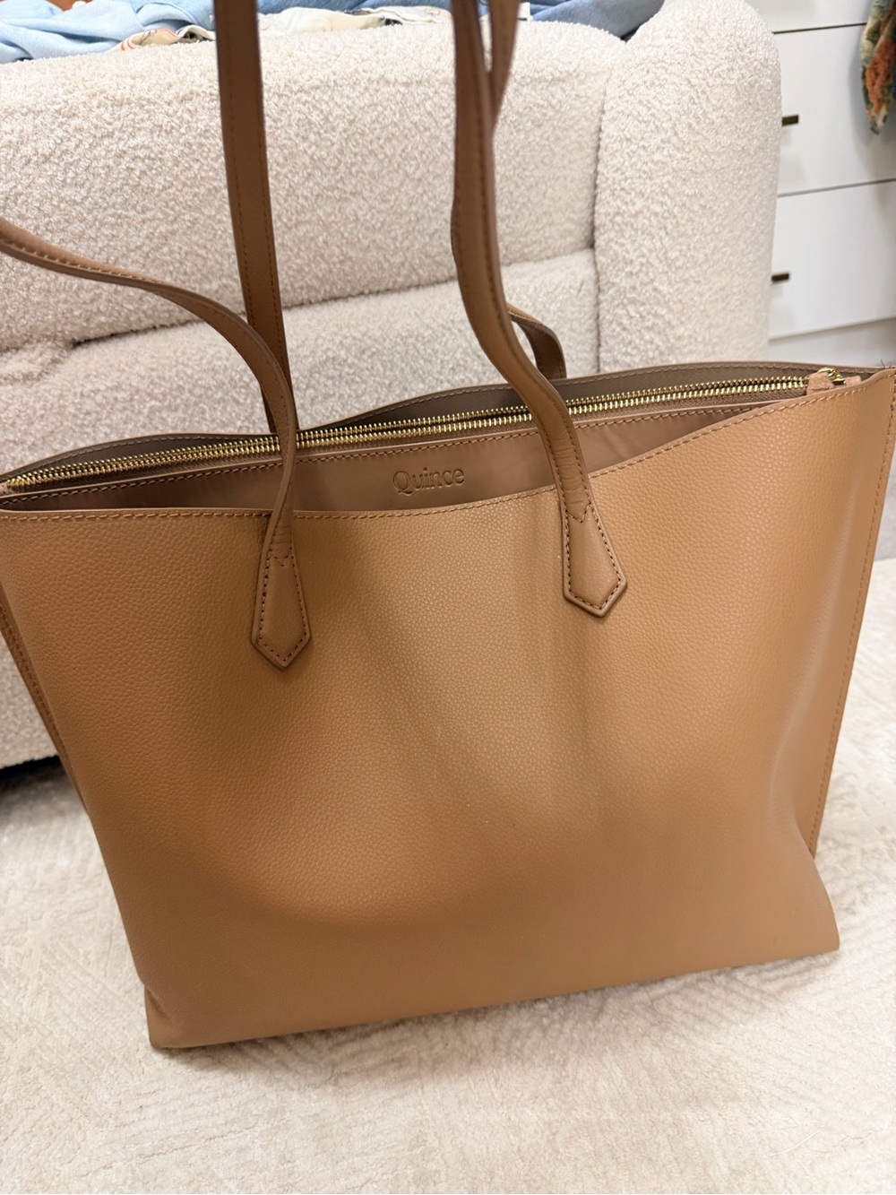 Quince Caramel Tan Leather Tote with Zip Top
Size = L
Color = Bei